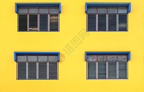 4个黄色背景的窗户和涂成蓝色的窗户图片