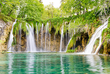 克罗地亚普利维茨湖国家公园夏季瀑瀑岩石植物瀑布旅行国家风景天空湖泊环境森林图片
