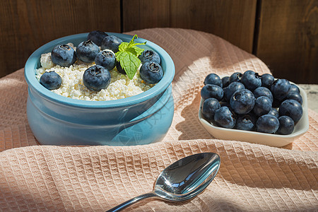 早上新鲜早餐 由干酪和蓝莓的天然产品制成清晨奶油奶制品覆盆子乳制品小吃桌子甜点营养牛奶食物图片