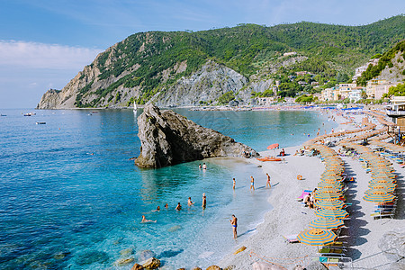 位于意大利辛克特尔的意大利蒙特罗索Monterosso广大沙滩村旅行女士雨伞海岸线海岸村庄蓝色帽子假期女孩图片