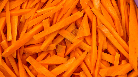 粗略切开的橙色胡萝卜 烹饪小菜的过程 新鲜天然蔬菜背景食物萝卜美食抓饭营养饮食橙子盘子沙拉图片