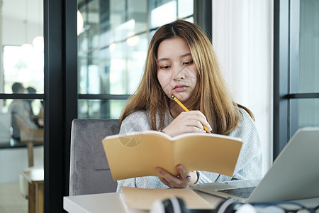 教育在线学习或自我学习概念校园家教学校大学考试知识作坊学生笔记本青少年图片