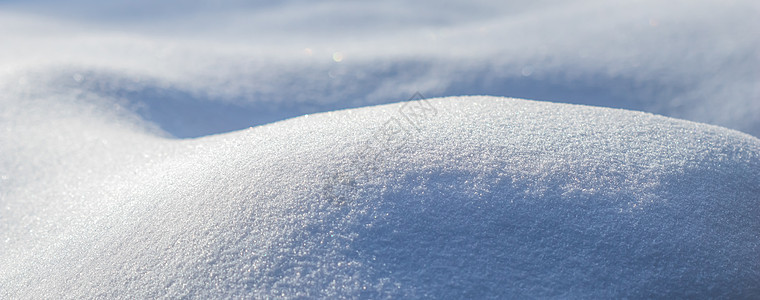 在寒冷的日子里 新鲜的雪花在阳光下闪闪发光 自然冬季背景火花花园天气宏观季节气象水晶漂移晴天雪堆图片