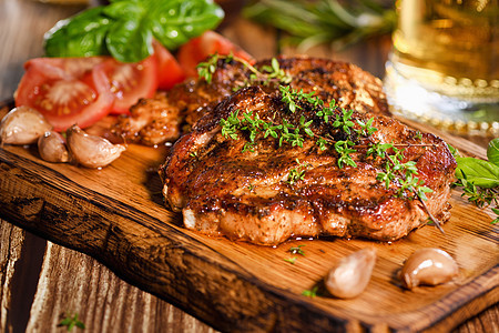 木板上的炸猪肉牛排牛扒小菜菜肴午餐食物时间褐色酒吧肉汁啤酒背景图片