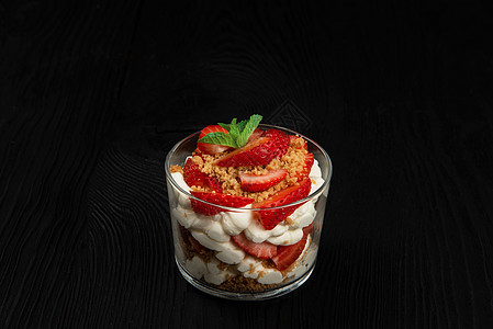 草莓加饼干和奶油甜甜点营养奶制品团体水果甜点小吃早餐玻璃浆果饮食图片