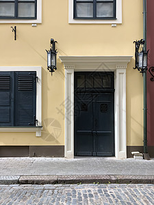 旧黄楼入口前视面 绿色门和窗户     库存照片图片