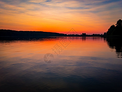 湖面日落 天空与云黄色反射橙子旅行地平线太阳图片