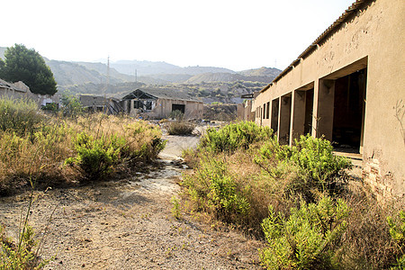 La Ua联盟村矿山废弃建筑的残存物废墟金属矿业历史性房子旅行开发矿物矿工砖块图片