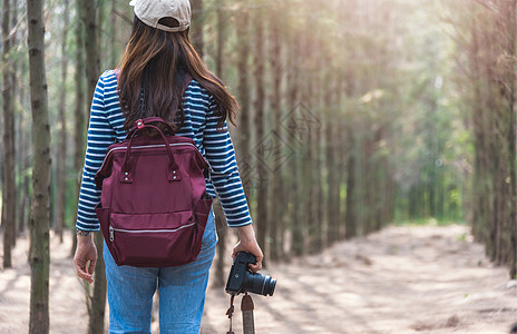 女青年的生活方式 摄影摄影师去拍照旅行女性相机女孩照片乐趣旅游游客假期镜片爬坡图片