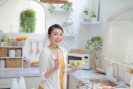 一个女孩的肖像 看着正面 拿着沙拉卷饼营养快乐食物蔬菜素食主义者健康减肥饮食沙拉绿色图片