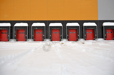 一个大型仓库的空装载区冬季充斥着积雪 天气条件恶劣 情况不妙入口商品降雪船运卡车加载贮存商业后勤坡道图片