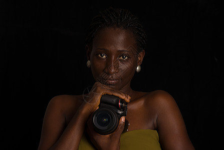 一个女孩的肖像 与相机摄影背景黑色女孩辫子工作室女性技术镜片耳环图片