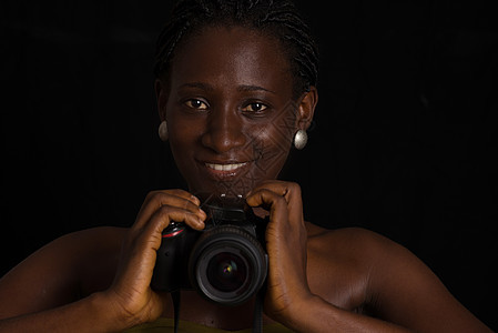 一个女孩的肖像 与相机女士照片像素喜悦摄影女孩技术黑色微笑投标图片