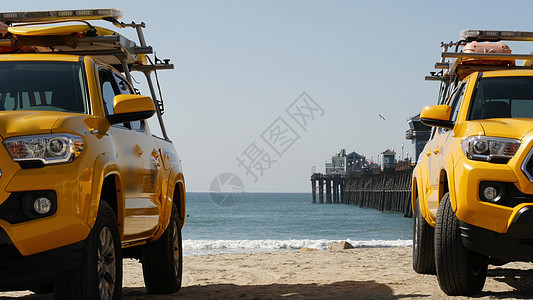 黄色救生车 美国加利福尼亚州海滨 援救队搭载卡车和救生车假期海洋支撑沿岸气氛安全海岸线汽车救命救援图片