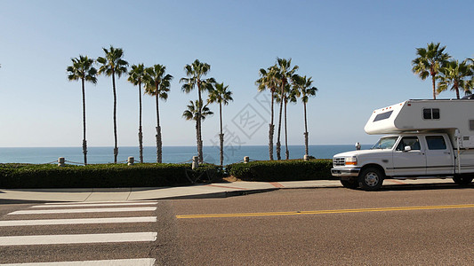 旅行的拖车或大篷车 美国加利福尼亚州海滨 野营面包车 房车回家车辆海岸海滩房子卡车航程露营休闲假期气氛图片