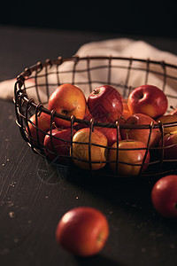 篮子里的红苹果好吃极了 特配饮食收成叶子农业红色木头食物水果图片