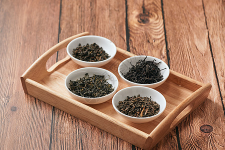 白酒碗一碗干茶 按木本底的顺序排列草本产品黑色香气草本植物树叶绿色图片