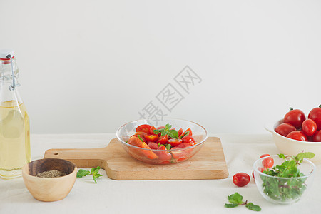 将多汁樱桃西红柿减半 配有新鲜的鹦鹉 香料和春洋葱胡椒饮食维生素白色黑色叶子美食绿色食物蔬菜图片