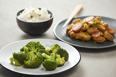 美味的豆酱鸡肉和大米 亚洲食品风格蔬菜盘子饮食食物油炸绿色白色图片