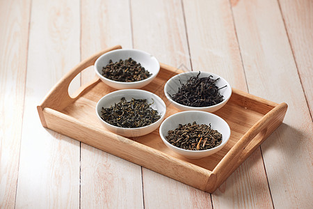 白酒碗一碗干茶 按木本底的顺序排列绿色农业芳香食物生产草本黑色叶子植物图片