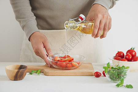 将多汁樱桃西红柿减半 配有新鲜的鹦鹉 香料和春洋葱叶子红色胡椒饮食白色食物黄瓜洋葱绿色蔬菜图片