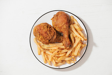 鸡翅薯条白盘中的炸鸡和薯条 白底孤立于白底午餐大腿盘子鸡腿白色食物土豆饮食筹码胸部背景