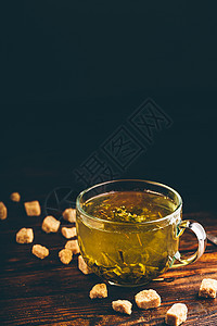 一杯含棕茶糖的绿茶热饮花草饮料乡村味道排毒茶匙早餐食物勺子图片
