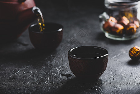 将准备好的红茶煮成茶碗茶壶玻璃杯子热饮花草饮料输液厨房饮食开水图片