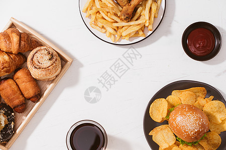 白桌上的新鲜烤面包 大汉堡包 炸煎鸡和薯条不健康食品概念桌子土豆饮食芝士汉堡垃圾油炸美食图片