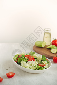 健康生活方式 饮食概念 新鲜绿色沙拉蔬菜盘子白色午餐黄瓜食物美食图片