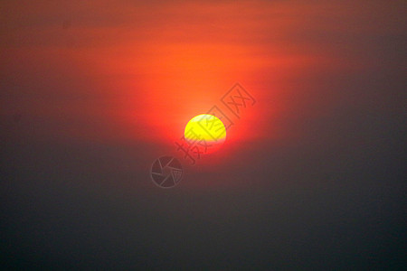 美丽的日落 橙黄色的红红色双月光 回到柔软的云上图片