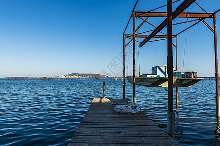 位于法国奥西塔尼Bouzigues的Thau环礁湖和Saint Clair山背景的Oyster农场钓鱼旅游日落旅行晴天地平线贝类图片