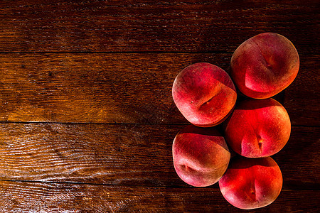 生锈木制桌子上新鲜的多汁桃子油桃橙子水果食品收成团体食物营养桃木叶子图片