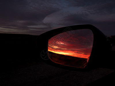 彩色天空的汽车后视反射场地旅行沥青车辆后视镜红色反光乡村风景驾驶图片