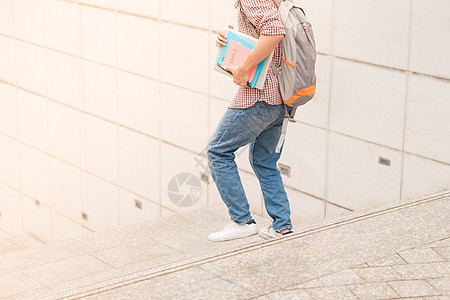 男性学生用书籍在手跑的刻成图像图片