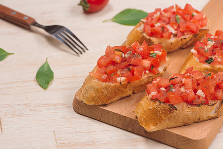 意大利粗菜加烤西红柿 莫扎雷拉奶酪和切割板上的草药起动机美食红色面包食物蔬菜小吃午餐爸爸盘子图片