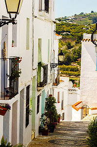 美丽 图片化的街道 狭窄的道路 白色建筑物外墙 西班牙建筑蓝天阳光窗户建筑学市中心地标城市行人历史双方图片