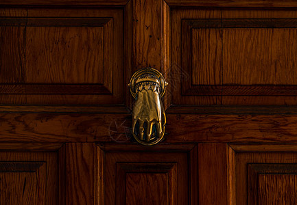 门有黄铜敲门的形状 像一只手 漂亮的入房门乡村历史门把手装饰雕塑入口风化木头旅行建筑学图片