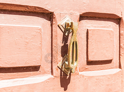 门上装着黄铜敲门的形状 装饰 漂亮的房子入口金子雕塑木头门把手旅行风化橡木风格圆圈金属图片