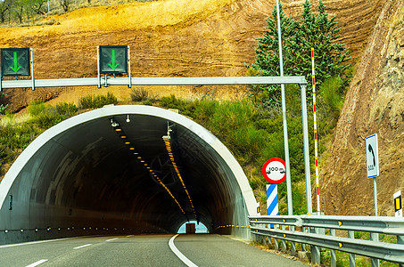 通往隧道的快速路 隧道穿山而过驾驶天空岩石基础设施蓝色风景公园车道沙漠技术图片