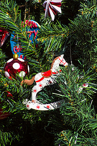 圣诞树风格丝带装饰姜饼人背景图片