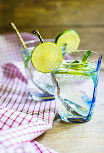 新鲜柠檬水桌子热带果汁饮料乡村围巾液体玻璃叶子茶点图片