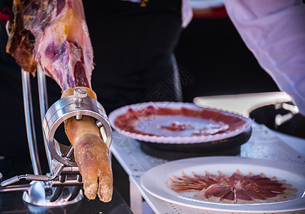 传统西班牙火腿切片clishing主食屠夫厨师服务员菜单男人服务熟食熏肉猪肉图片