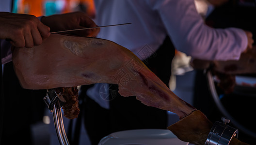 传统西班牙火腿服务男人屠夫食物刀具主食美食市场厨师小吃图片