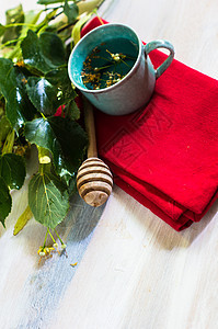 生锈桌上的林子茶药品草本植物杯子桌子液体草本绿色厨房生物叶子图片