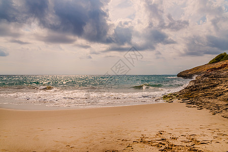 海上高悬崖顶 夏季海底背景 许多喷涌的波浪和石头海景冲浪海岸线热带地标耀斑风景旅行岩石海浪图片