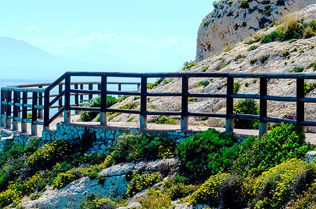 沿着海岸的木制长廊位于 Andalucja 的悬崖岩石上木头旅行途径溶胶场景人行道天空栏杆小路假期图片