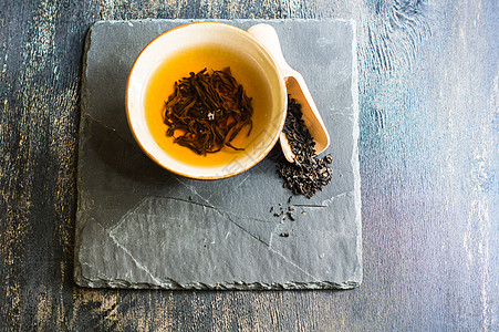 杯黑茶美食盘子黑色叶子勺子饮料草本植物杯子桌子乡村图片