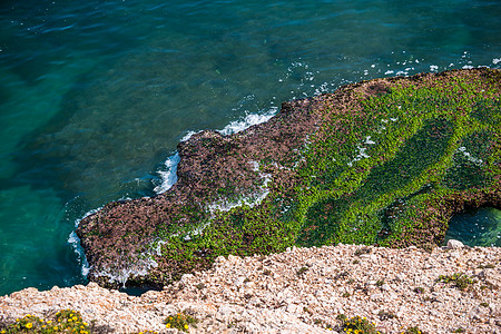 海上高悬崖顶 夏季海底背景 许多喷涌的波浪和石头海浪风暴边缘娱乐旅行热带冲浪地标耀斑旅游图片