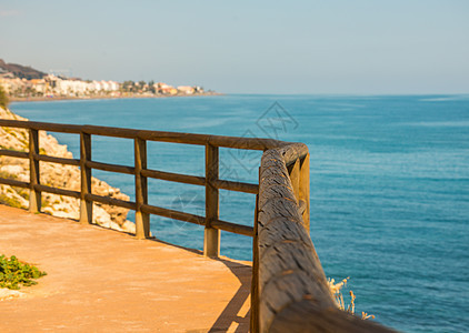 沿着海岸的木制长廊位于 Andalucja 的悬崖岩石上场景人行道灌木丛海滩小路假期途径天空海洋木头图片